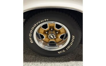 Oldsmobile-Cutlass-supreme-1972-White-Black-60