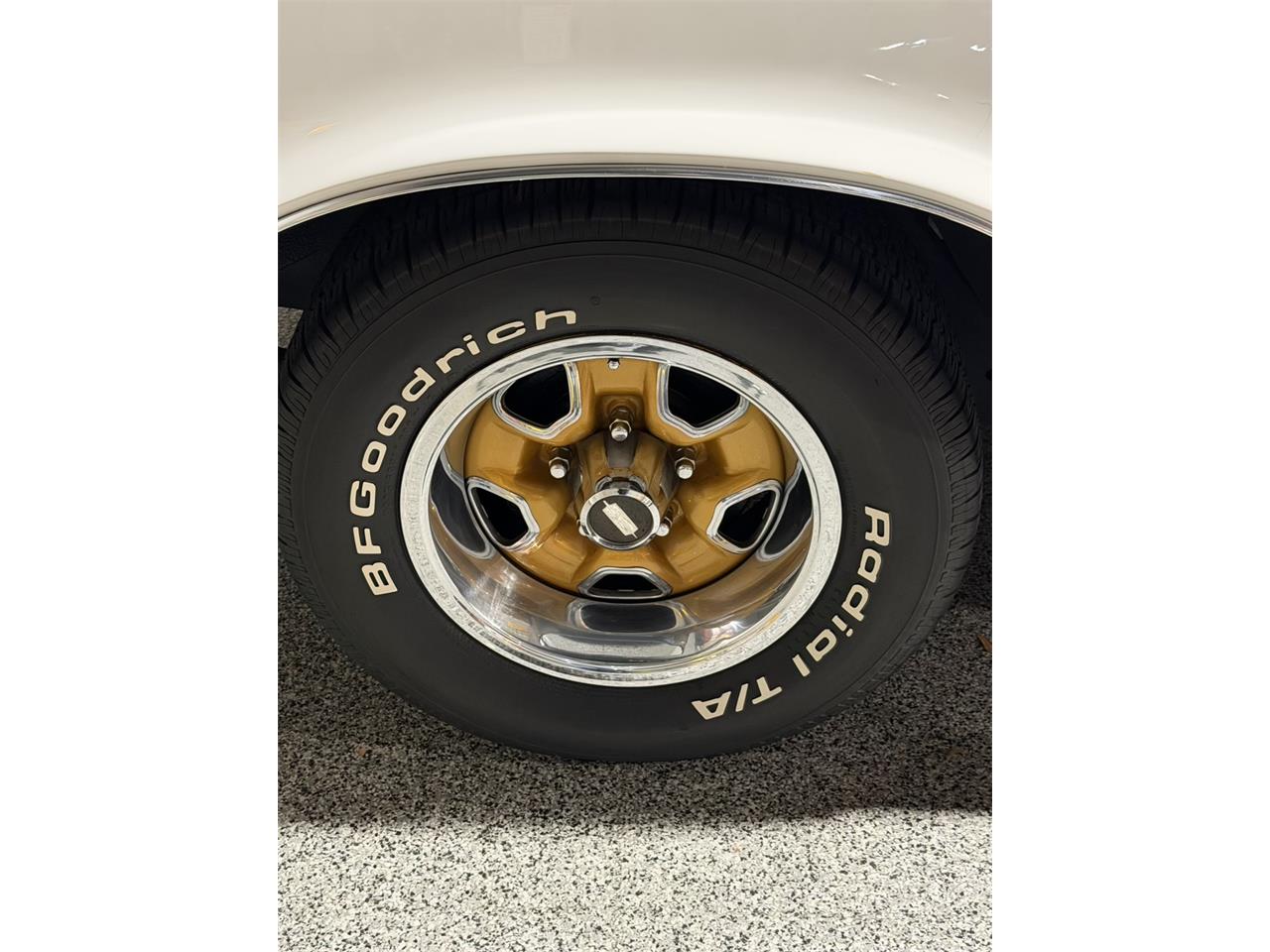 Oldsmobile-Cutlass-supreme-1972-White-Black-60