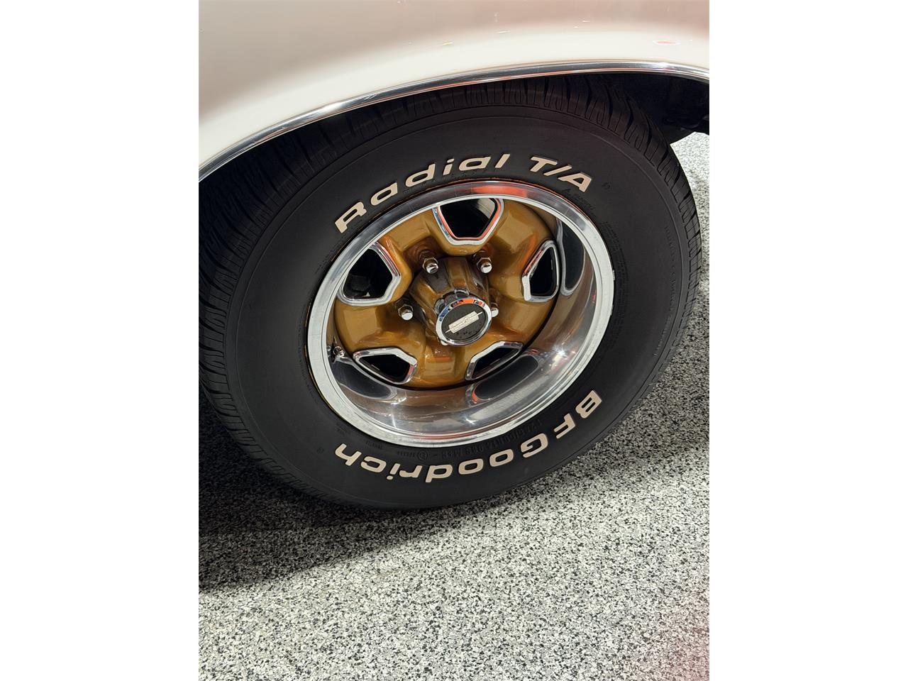 Oldsmobile-Cutlass-supreme-1972-White-Black-61