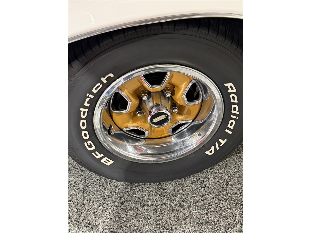 Oldsmobile-Cutlass-supreme-1972-White-Black-62