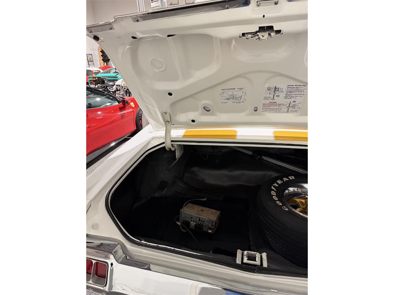 Oldsmobile-Cutlass-supreme-1972-White-Black-7