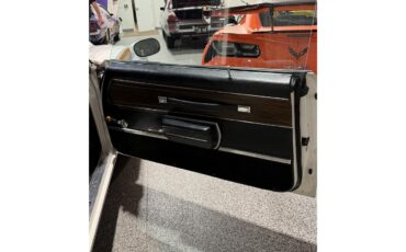 Oldsmobile-Cutlass-supreme-1972-White-Black-78