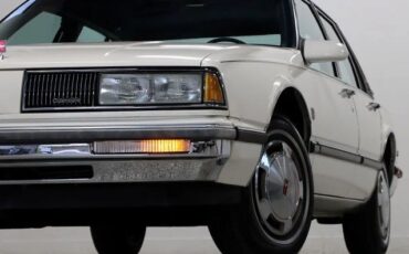 Oldsmobile-Delta-88-1987-Sedan-3