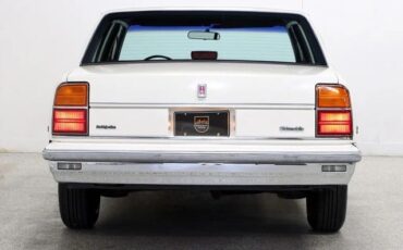 Oldsmobile-Delta-88-1987-Sedan-6