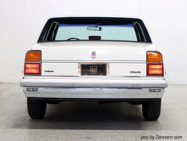 Oldsmobile-Delta-88-1987-Sedan-6