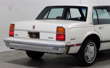 Oldsmobile-Delta-88-1987-Sedan-8