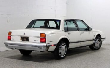 Oldsmobile-Delta-88-1987-Sedan-9