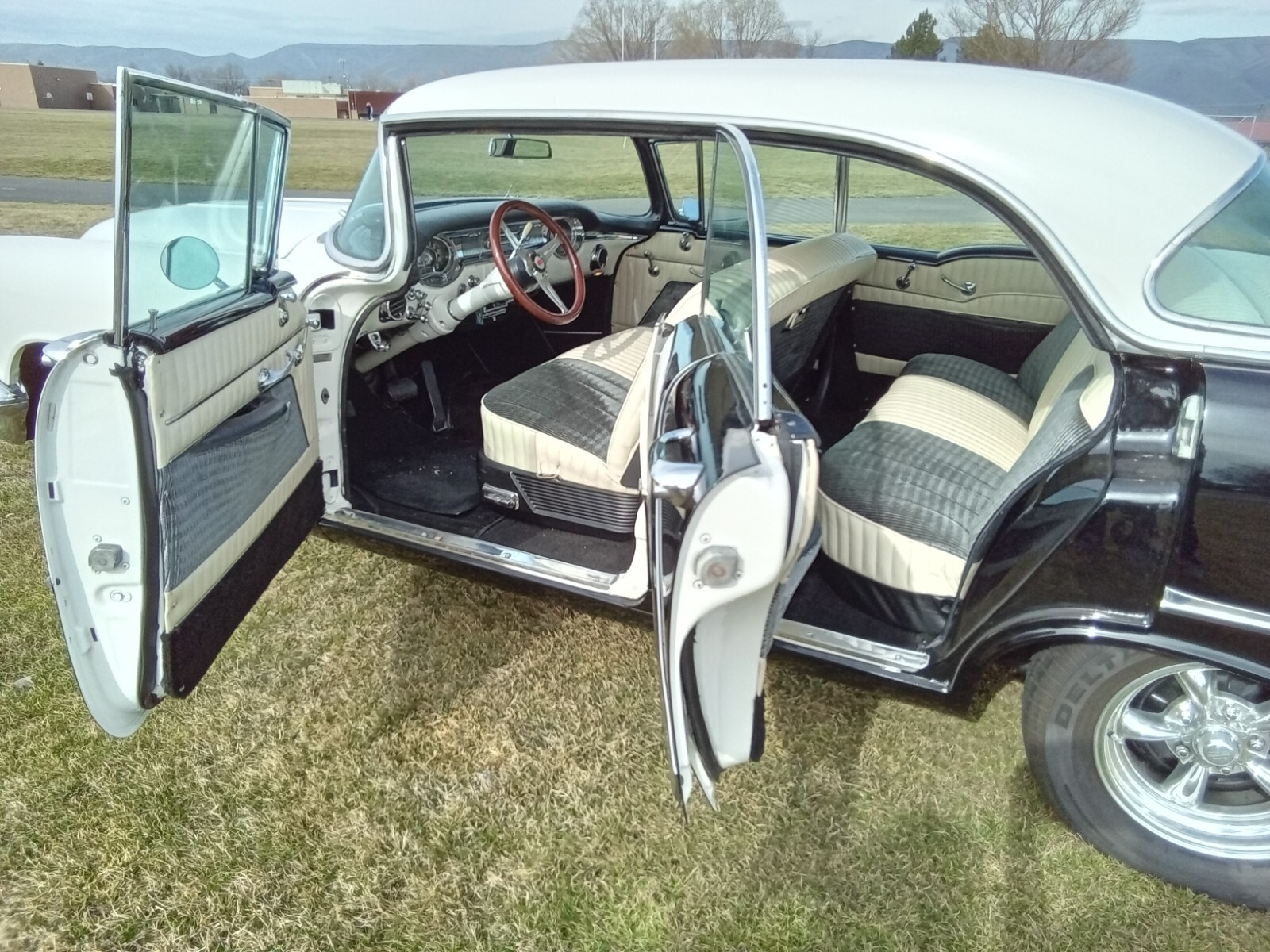 Oldsmobile-Supper-88-Holiday-1956-Coupe-13