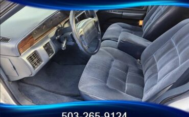 Oldsmobile-custom-cruiser-1992-white-31