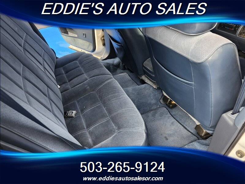 Oldsmobile-custom-cruiser-1992-white-69