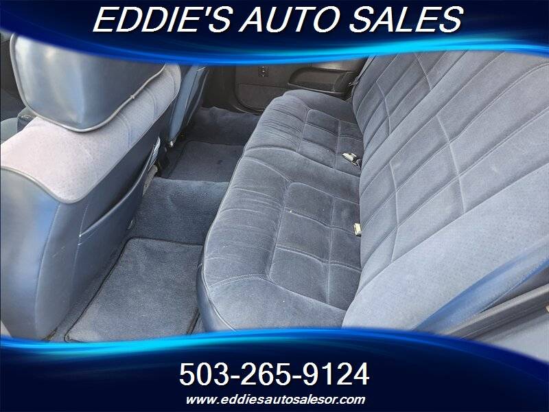 Oldsmobile-custom-cruiser-1992-white-97