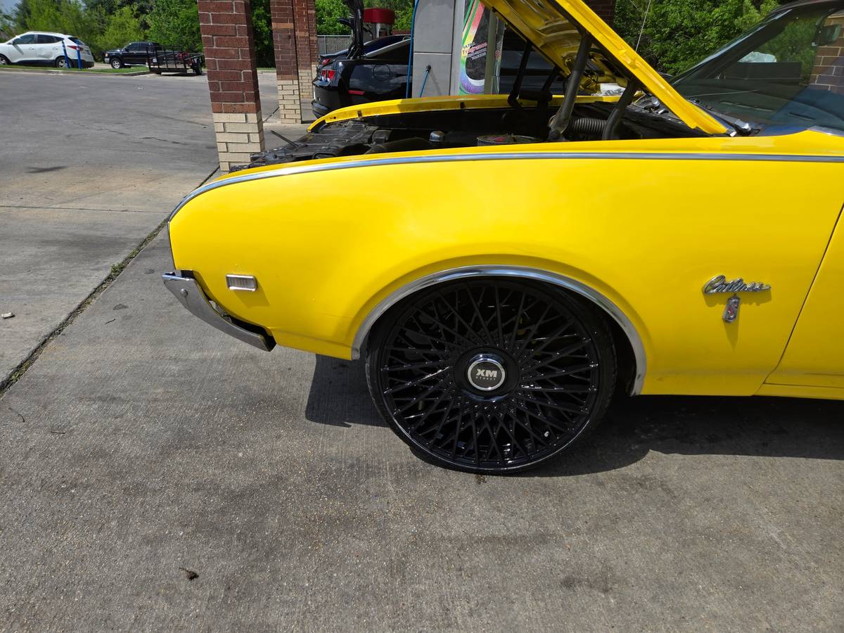 Oldsmobile-cutlass-1969-yellow-1