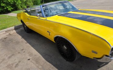 Oldsmobile-cutlass-1969-yellow-2