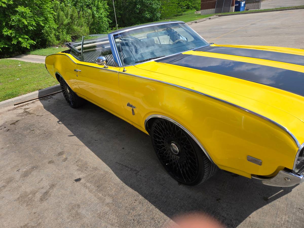 Oldsmobile-cutlass-1969-yellow-2