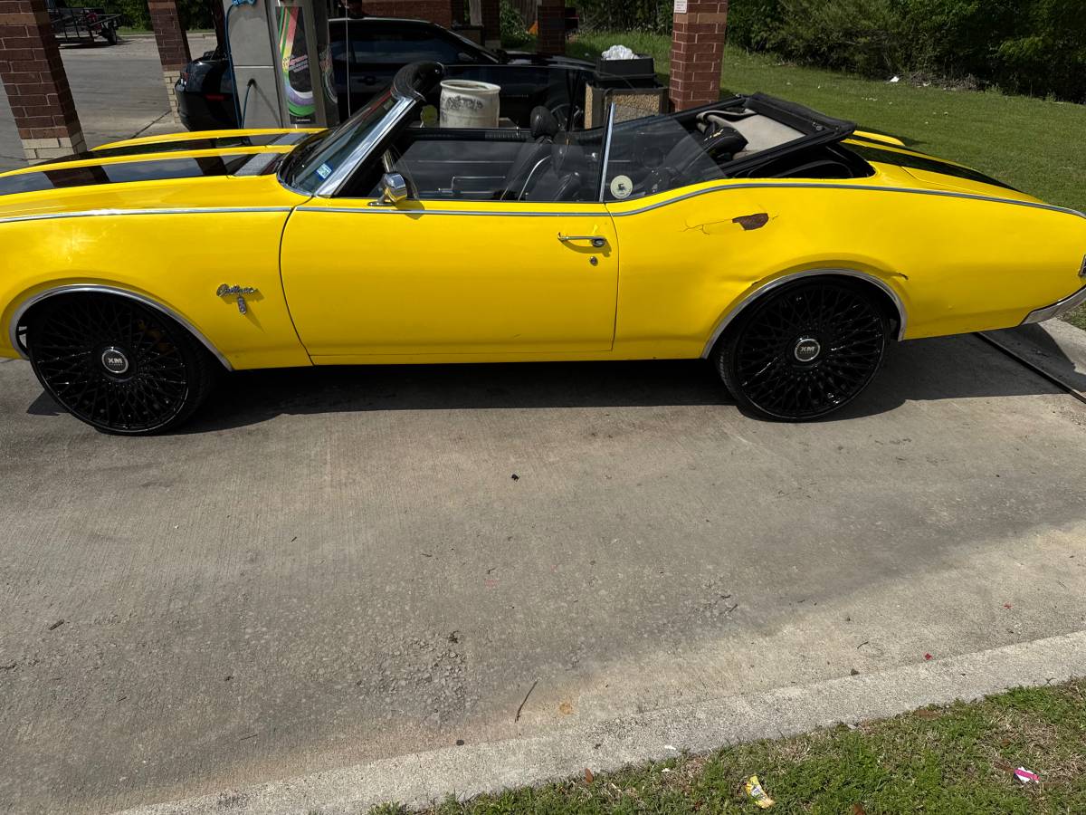 Oldsmobile-cutlass-1969-yellow-3