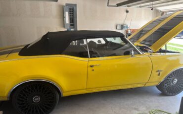 Oldsmobile-cutlass-1969-yellow-5