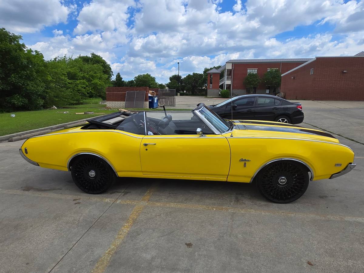 Oldsmobile-cutlass-1969-yellow-6