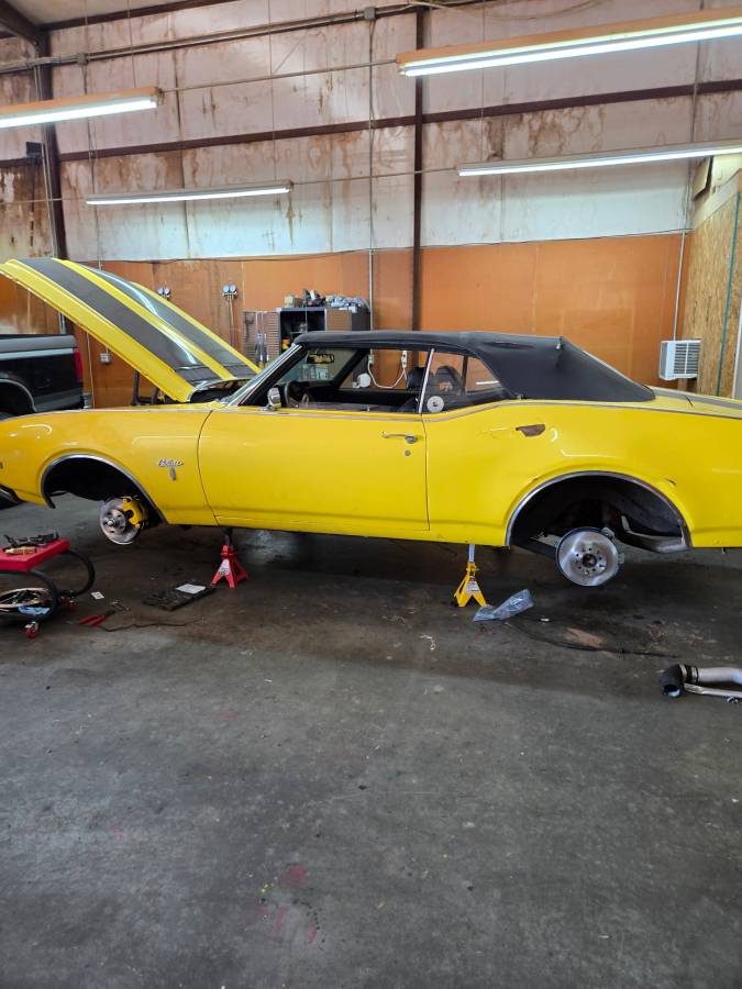 Oldsmobile-cutlass-1969-yellow-8