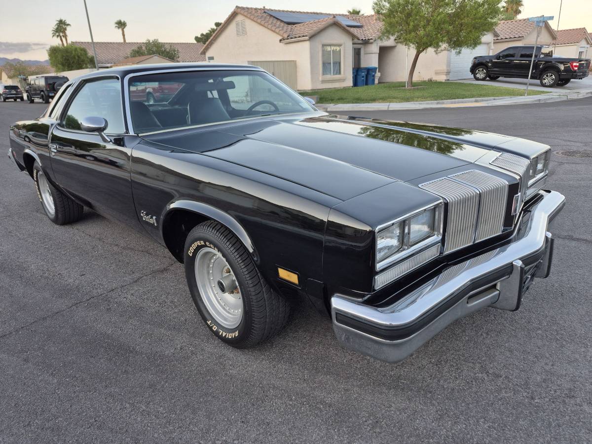 Oldsmobile-cutlass-1977-black-10