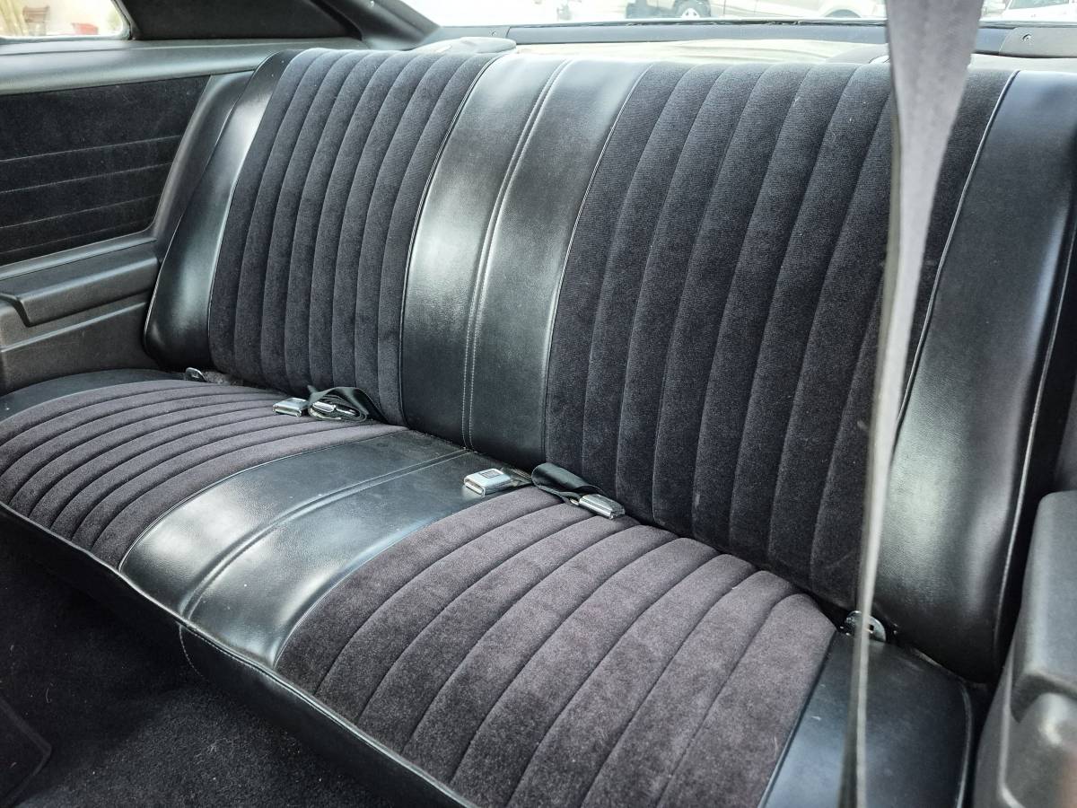 Oldsmobile-cutlass-1977-black-11