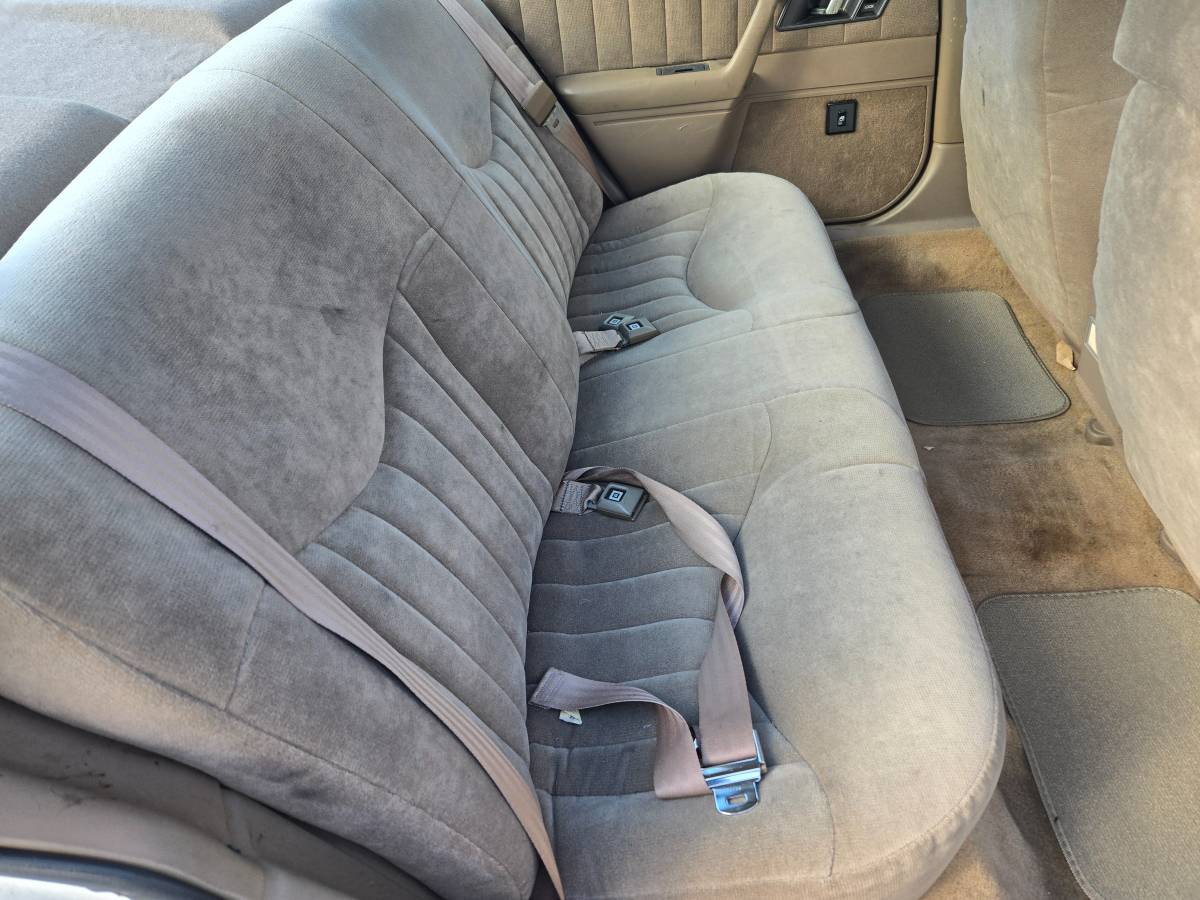 Oldsmobile-sedan-1993-white-10