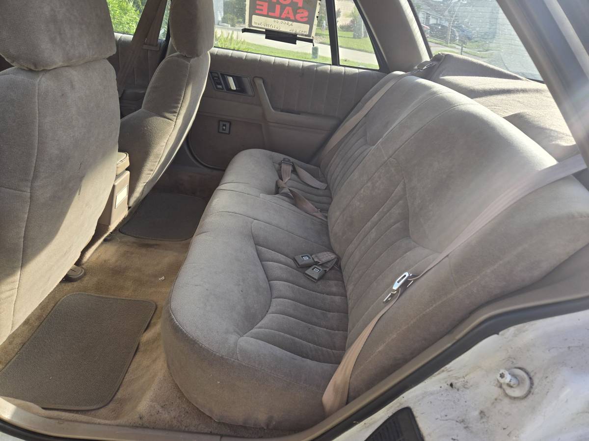 Oldsmobile-sedan-1993-white-2