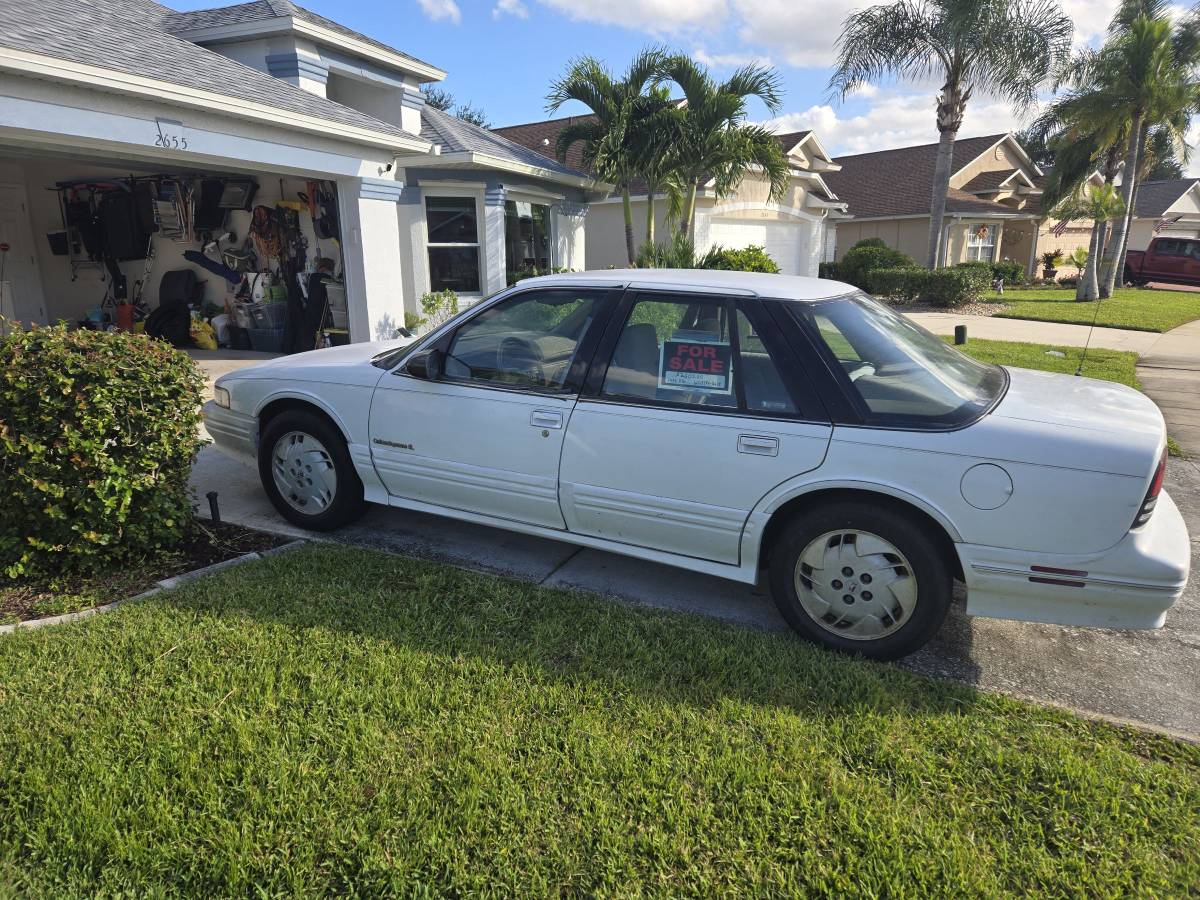 Oldsmobile-sedan-1993-white-7