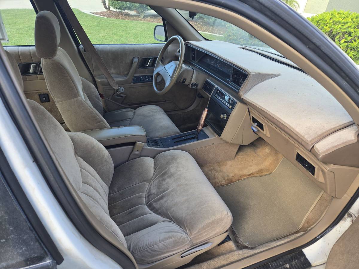 Oldsmobile-sedan-1993-white-8