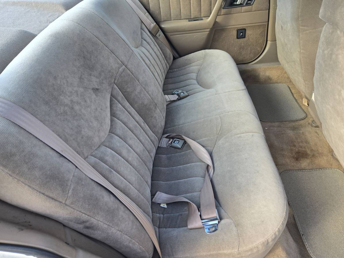 Oldsmobile-sedan-1993-white-9