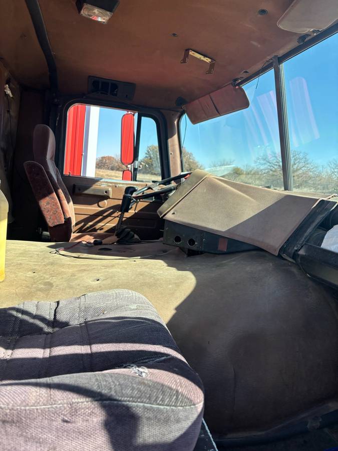 Peterbilt-diesel-1980-brown-8