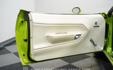 Plymouth-Barracuda-1973-Limelight-White-1