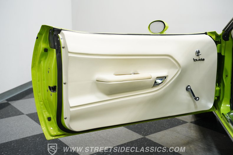 Plymouth-Barracuda-1973-Limelight-White-1