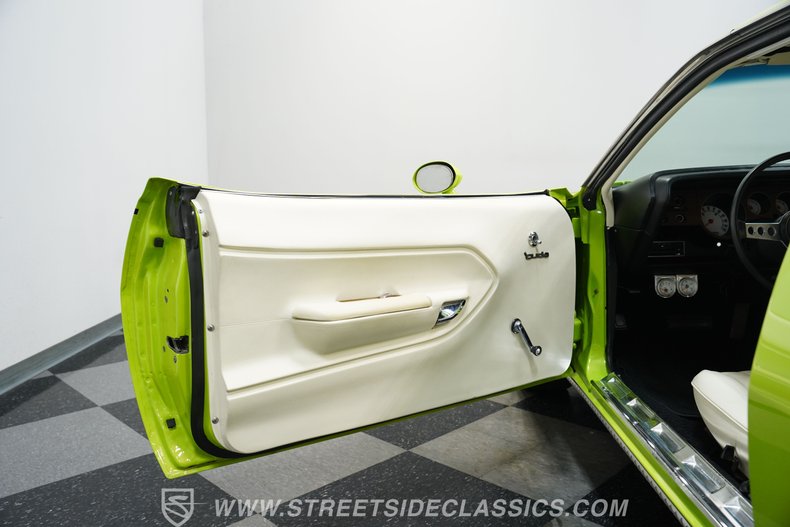 Plymouth-Barracuda-1973-Limelight-White-28