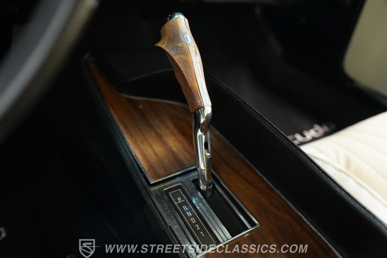 Plymouth-Barracuda-1973-Limelight-White-37