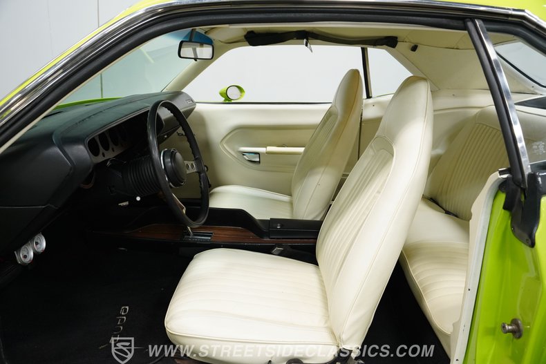 Plymouth-Barracuda-1973-Limelight-White-48