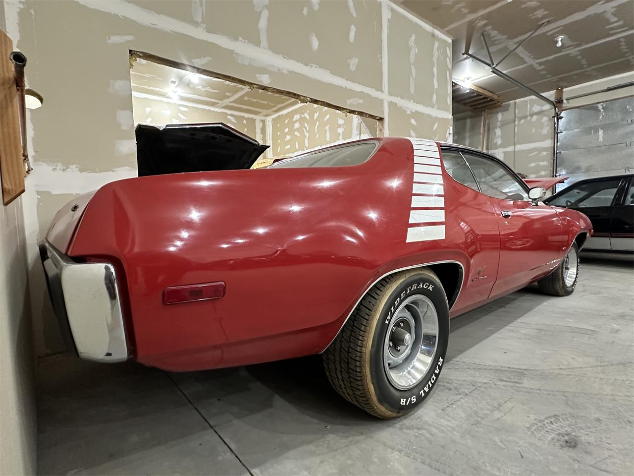 Plymouth-Gtx-1972-Red-Black-13