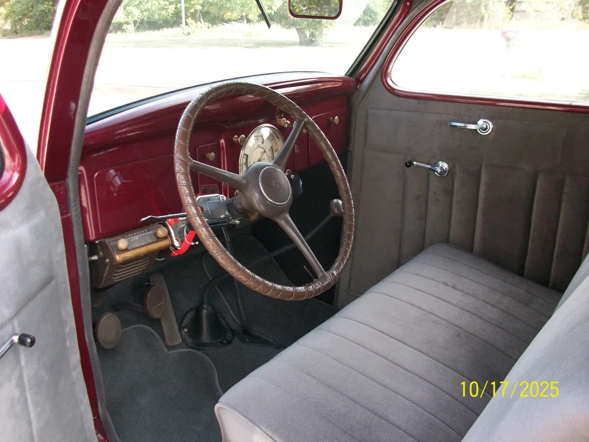 Plymouth-P2-1936-Burgandy-Gray-2