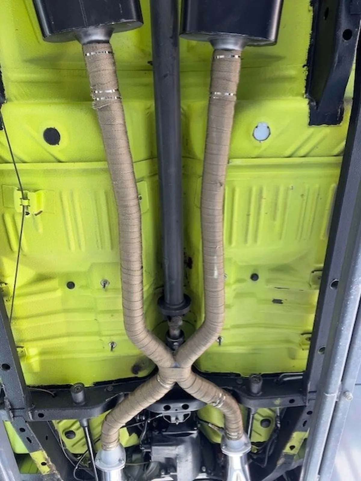 Plymouth-Road-runner-1970-Limelight-Black-1