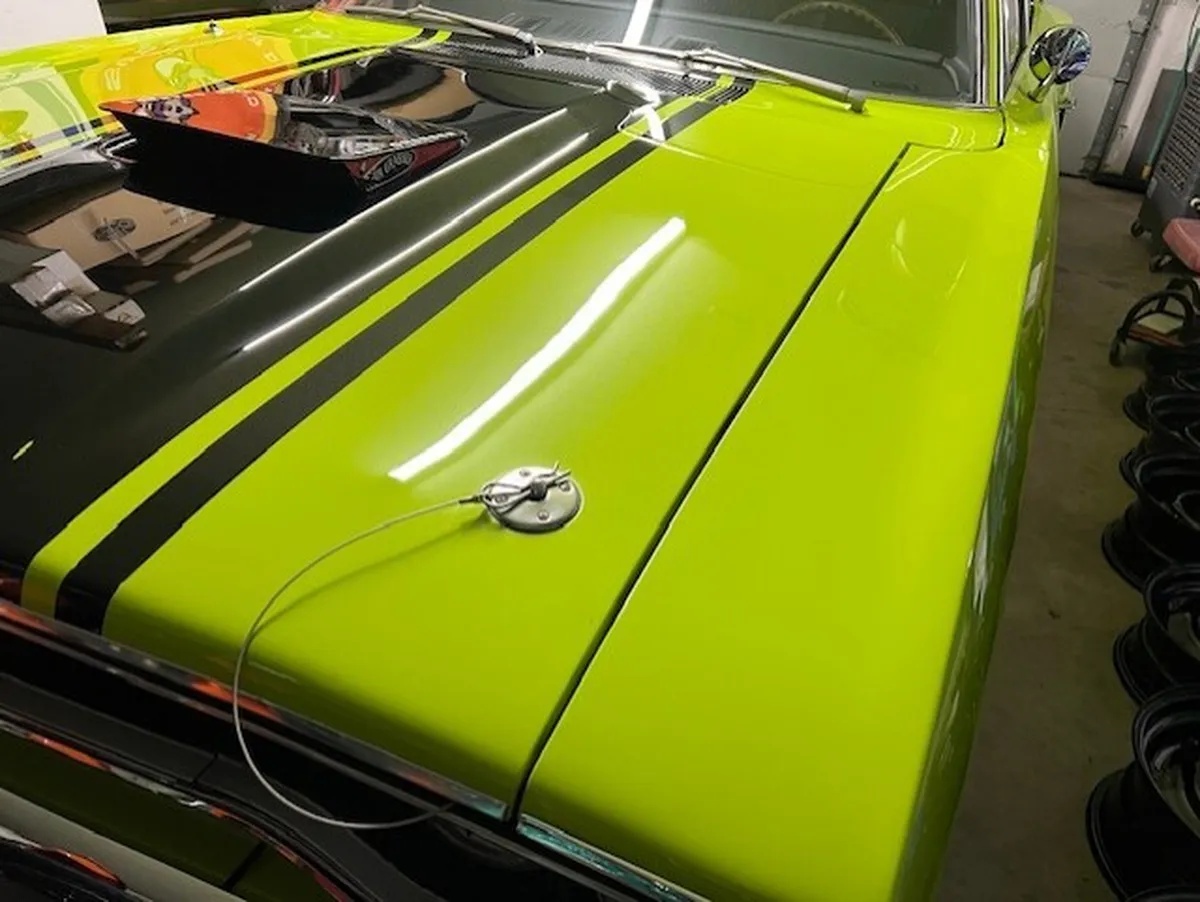 Plymouth-Road-runner-1970-Limelight-Black-11