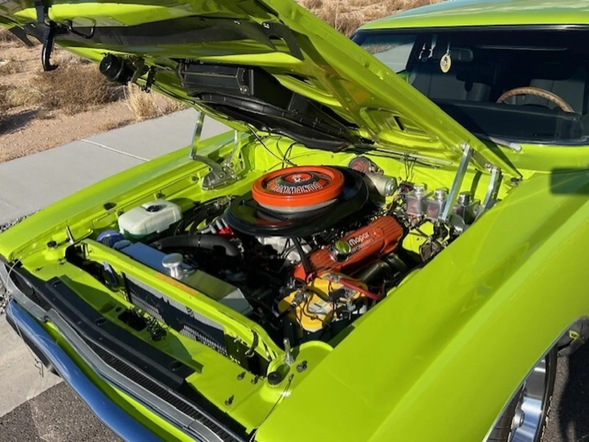 Plymouth-Road-runner-1970-Limelight-Black-17