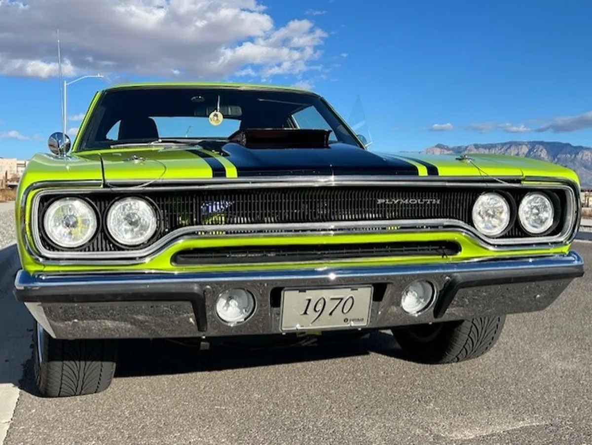 Plymouth-Road-runner-1970-Limelight-Black-18