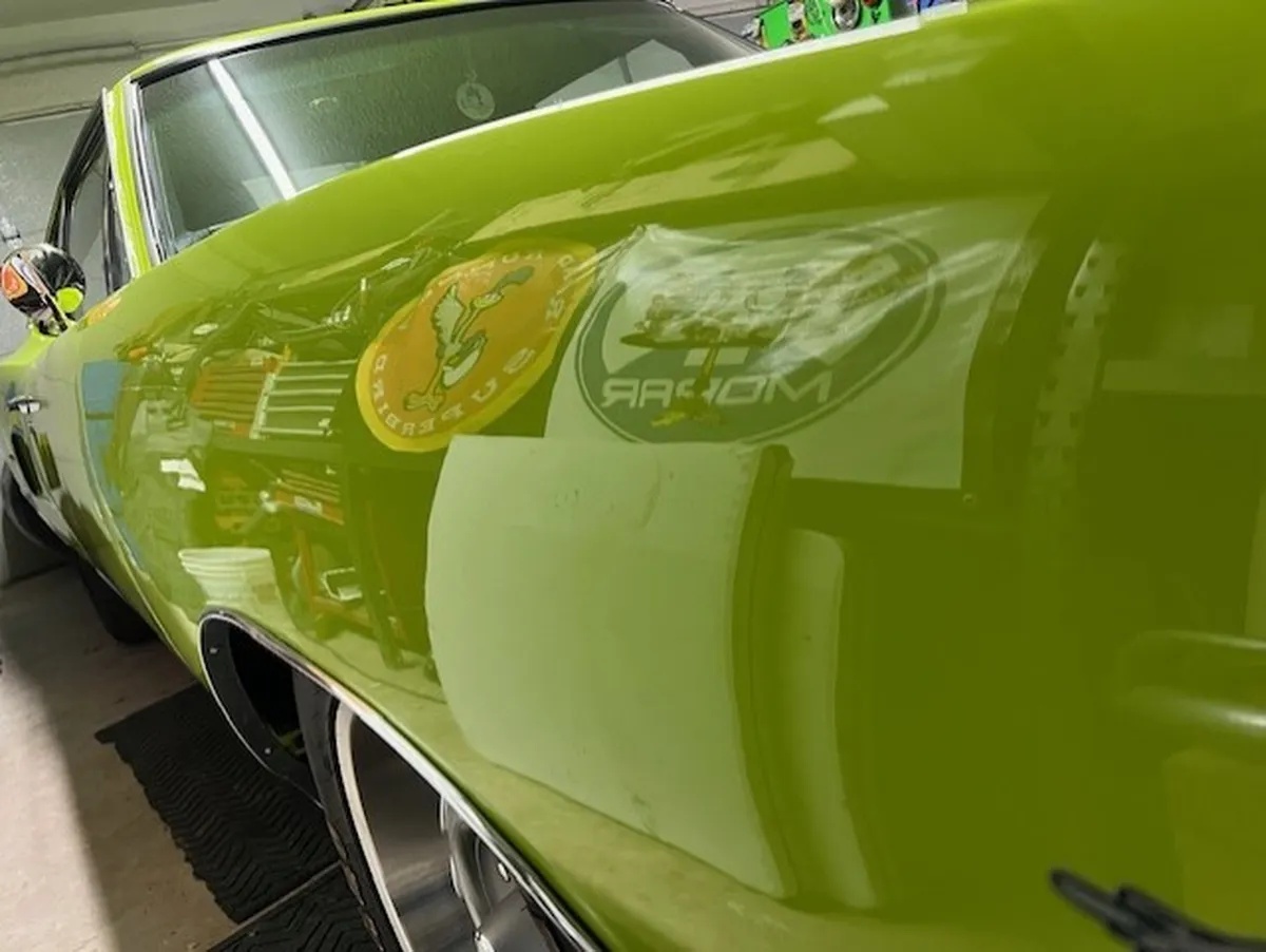 Plymouth-Road-runner-1970-Limelight-Black-19