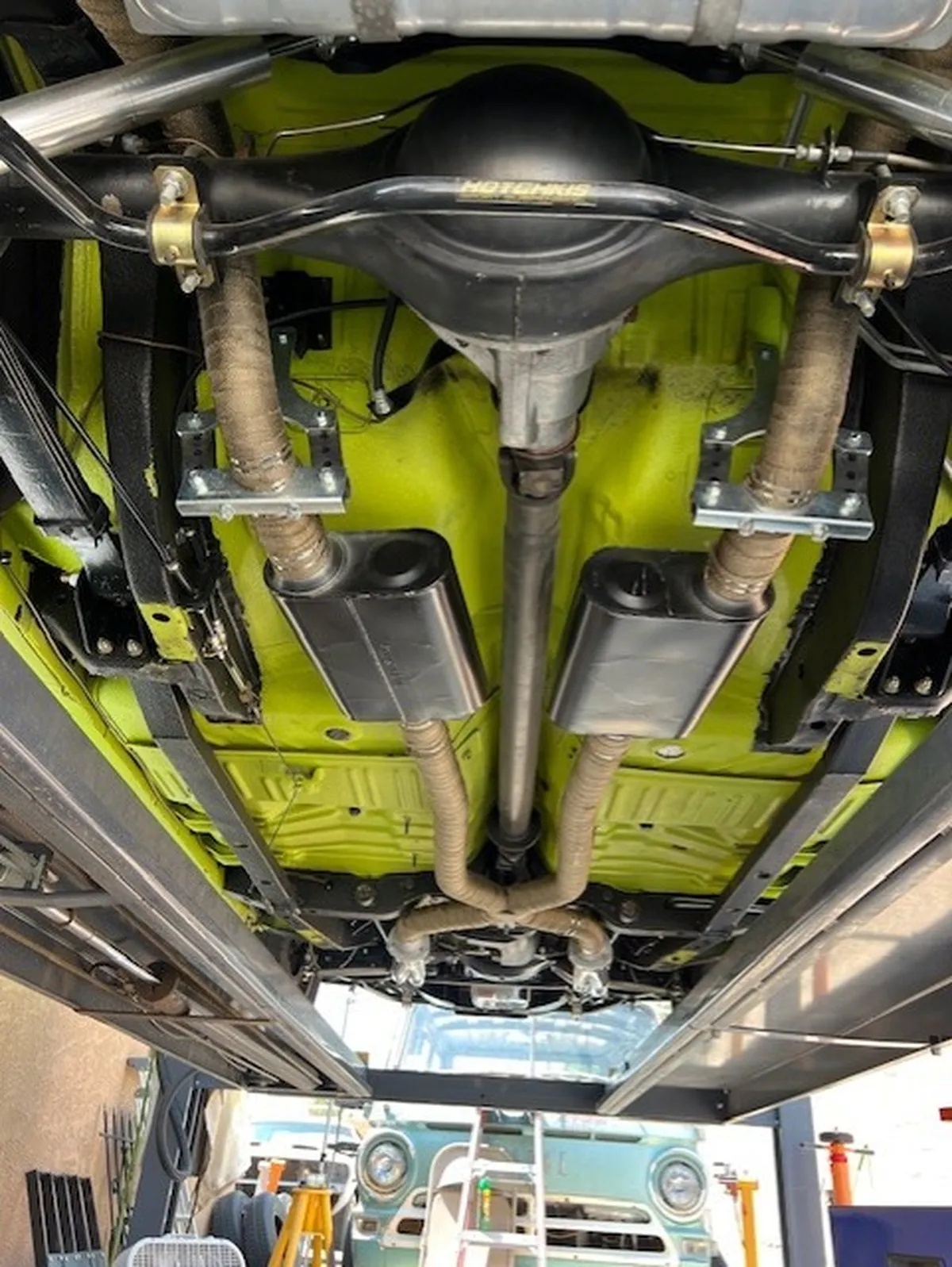 Plymouth-Road-runner-1970-Limelight-Black-2