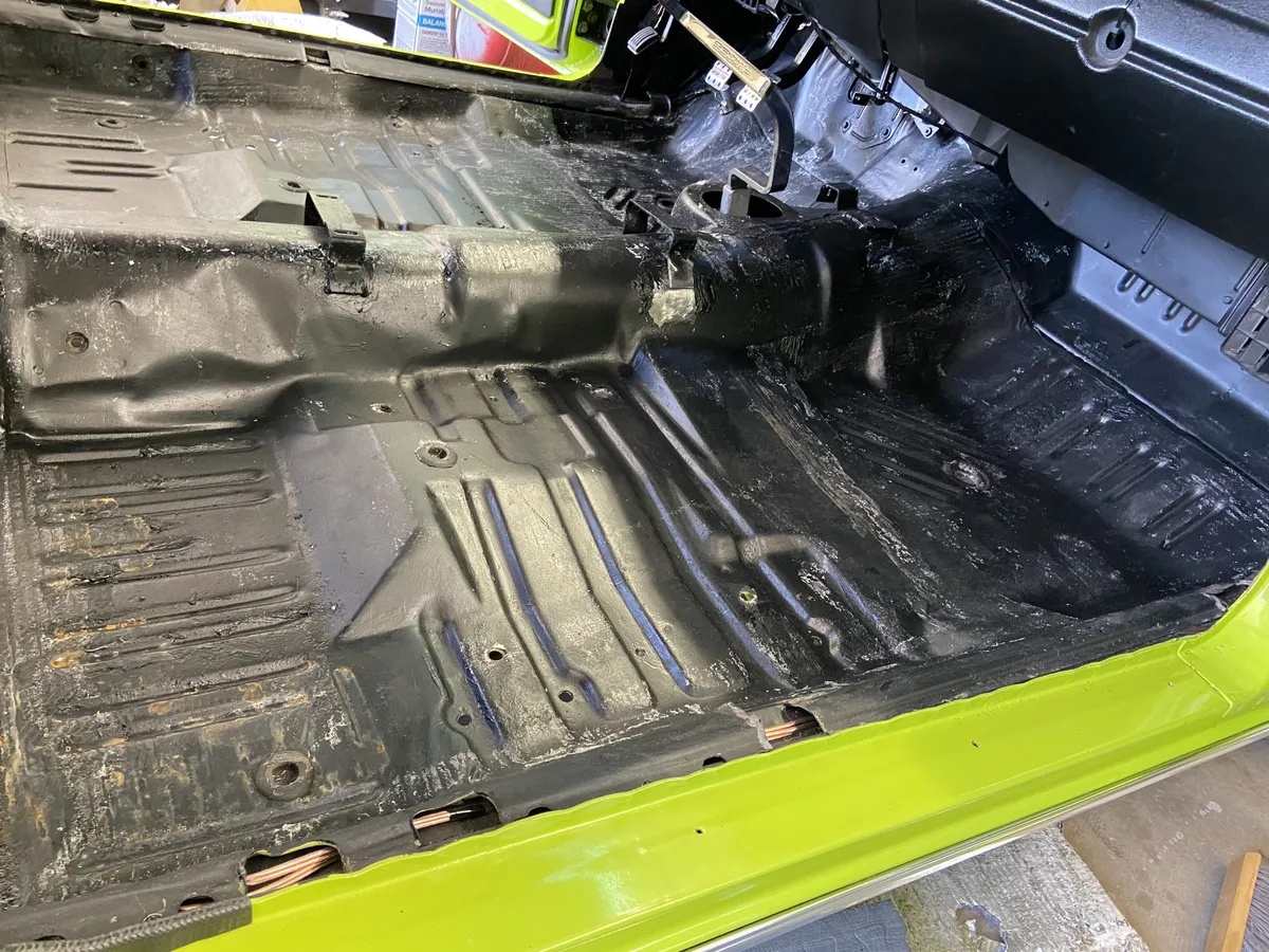 Plymouth-Road-runner-1970-Limelight-Black-3