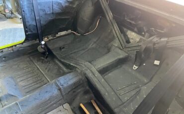 Plymouth-Road-runner-1970-Limelight-Black-5