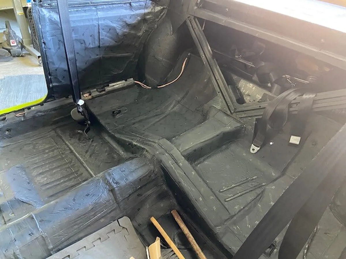 Plymouth-Road-runner-1970-Limelight-Black-5