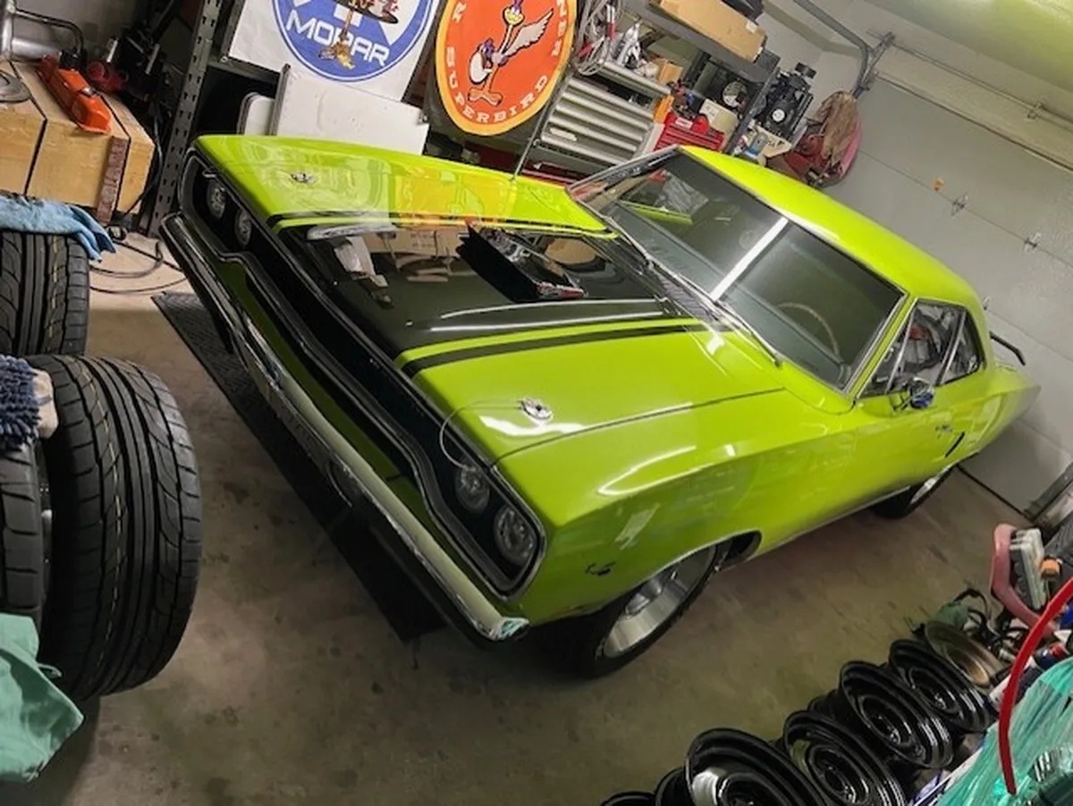 Plymouth-Road-runner-1970-Limelight-Black-8