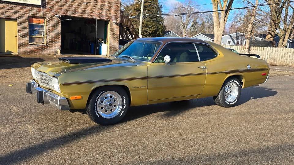 Plymouth-gold-duster-1973-brown-1