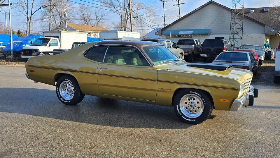 Plymouth-gold-duster-1973-brown-2