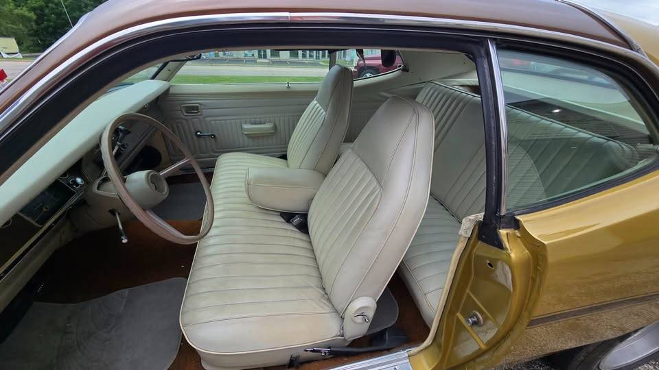 Plymouth-gold-duster-1973-brown-22
